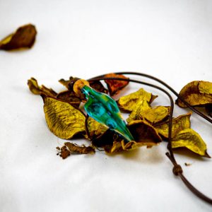 Le Collier Curubis d’Oriwood est une pièce de bijou unique, créée à la main avec soin et passion. Fabriqué en Tunisie, ce collier combine le bois naturel et la résine époxy pour donner naissance à une création qui se distingue par son élégance et son originalité. En premier lieu, le bois utilisé est minutieusement sélectionné pour sa texture et ses couleurs naturelles, ce qui rend chaque pièce absolument unique. Ensuite, la résine époxy, appliquée avec précision, ajoute une touche de brillance et de couleur, apportant ainsi un contraste subtil mais saisissant.