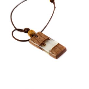 Ajoutez une touche d’élégance et de sophistication à votre collection avec le Collier Zama Regia d’Oriwood. Ce collier unique combine le bois naturel et la résine époxy pour créer un bijou moderne, à la fois subtil et audacieux. Fabriqué à la main en Tunisie, il reflète l’artisanat authentique et le savoir-faire traditionnel, tout en intégrant des éléments contemporains.