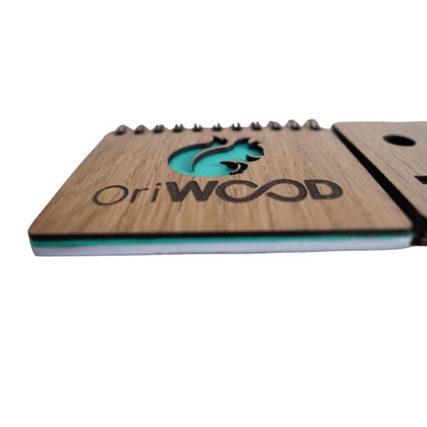 Support Téléphone Multifonction Oriwood – Élégance et Polyvalence Simplifiez et organisez votre espace avec le Support Téléphone Multifonction Oriwood. Ce produit astucieux allie un support stable pour votre téléphone et une surface pratique pour noter vos idées ou rappels.