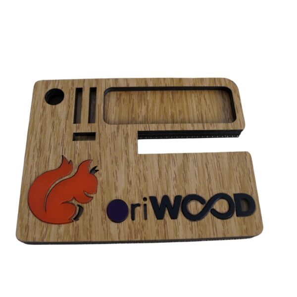 Support Téléphone Oriwood – Élégance et Praticité  Transformez votre espace avec le Support Téléphone Oriwood. Ce produit raffiné, fabriqué en bois noble, combine simplicité et efficacité. Il est idéal pour ceux qui recherchent un accessoire esthétique et fonctionnel.